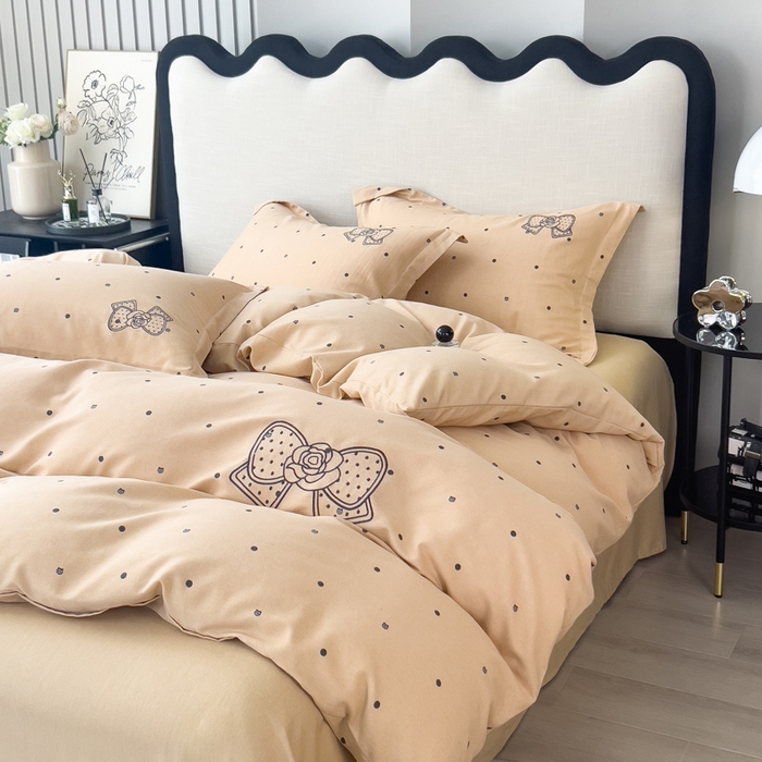 91家纺网 家纺一手货源 找家纺 印季家纺 2025新款全棉纯棉波点蝴蝶结绣花混纺磨毛四件套 奶咖