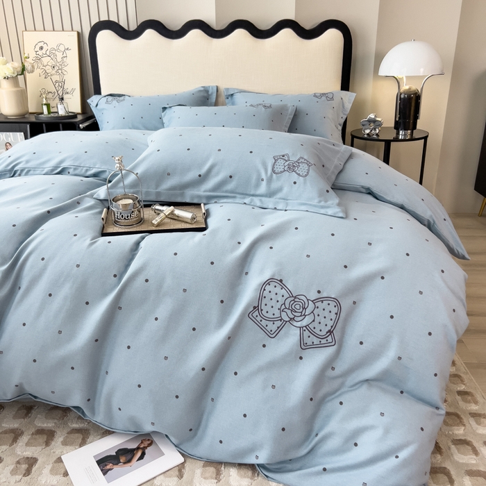 91家纺网 家纺一手货源 找家纺 印季家纺 2025新款全棉纯棉波点蝴蝶结绣花混纺磨毛四件套 螺甸青-灰