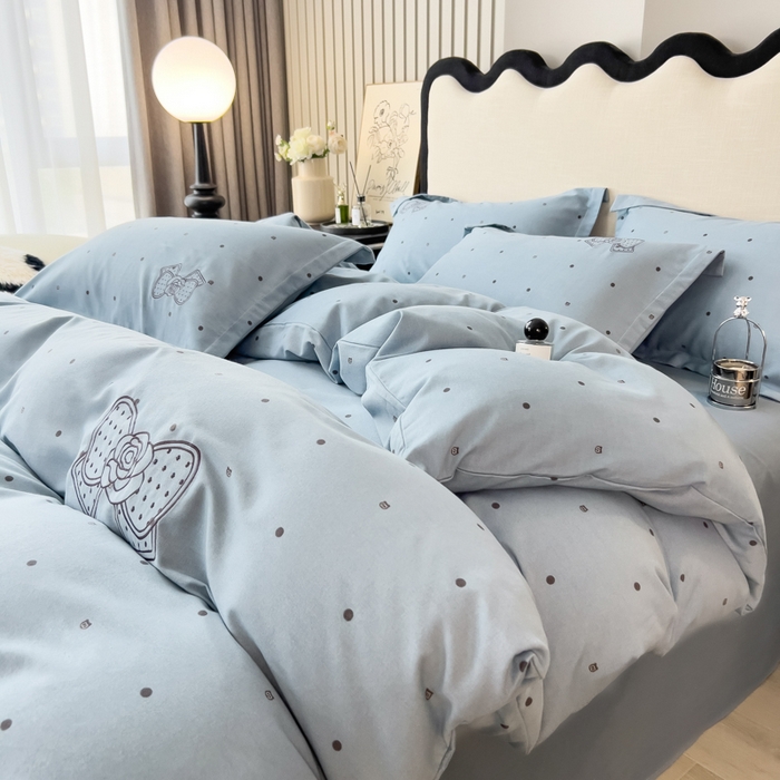 91家纺网 家纺一手货源 找家纺 印季家纺 2025新款全棉纯棉波点蝴蝶结绣花混纺磨毛四件套 螺甸青-灰