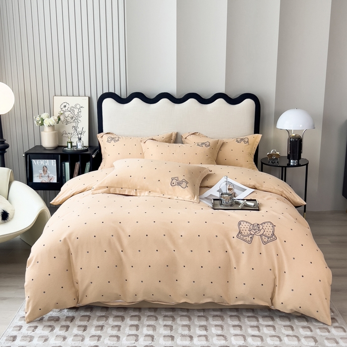 91家纺网 家纺一手货源 找家纺 印季家纺 2025新款全棉纯棉波点蝴蝶结绣花混纺磨毛四件套 奶咖