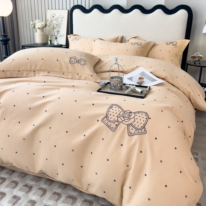 91家纺网 家纺一手货源 找家纺 印季家纺 2025新款全棉纯棉波点蝴蝶结绣花混纺磨毛四件套 奶咖