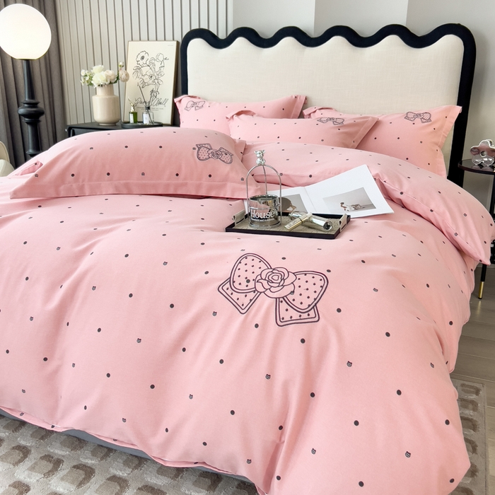 91家纺网 家纺一手货源 找家纺 印季家纺 2025新款全棉纯棉波点蝴蝶结绣花混纺磨毛四件套 优雅粉-灰