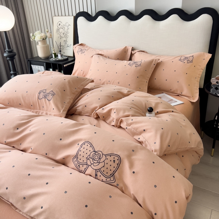 91家纺网 家纺一手货源 找家纺 印季家纺 2025新款全棉纯棉波点蝴蝶结绣花混纺磨毛四件套 香奈粉