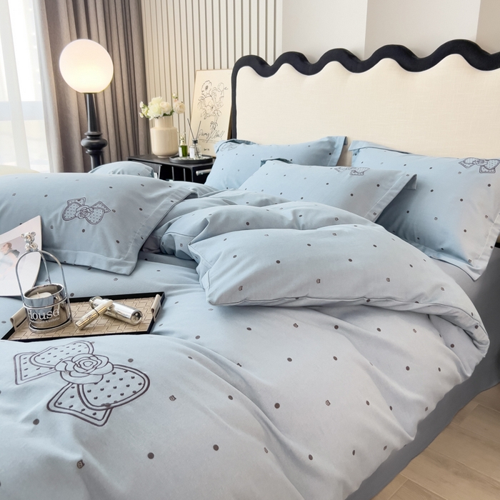 91家纺网 家纺一手货源 找家纺 印季家纺 2025新款全棉纯棉波点蝴蝶结绣花混纺磨毛四件套 螺甸青-灰