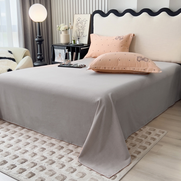 91家纺网 家纺一手货源 找家纺 印季家纺 2025新款全棉纯棉波点蝴蝶结绣花混纺磨毛四件套 香奈粉-灰