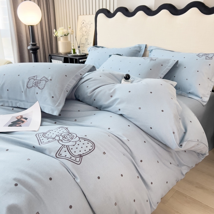 91家纺网 家纺一手货源 找家纺 印季家纺 2025新款全棉纯棉波点蝴蝶结绣花混纺磨毛四件套 螺甸青-灰