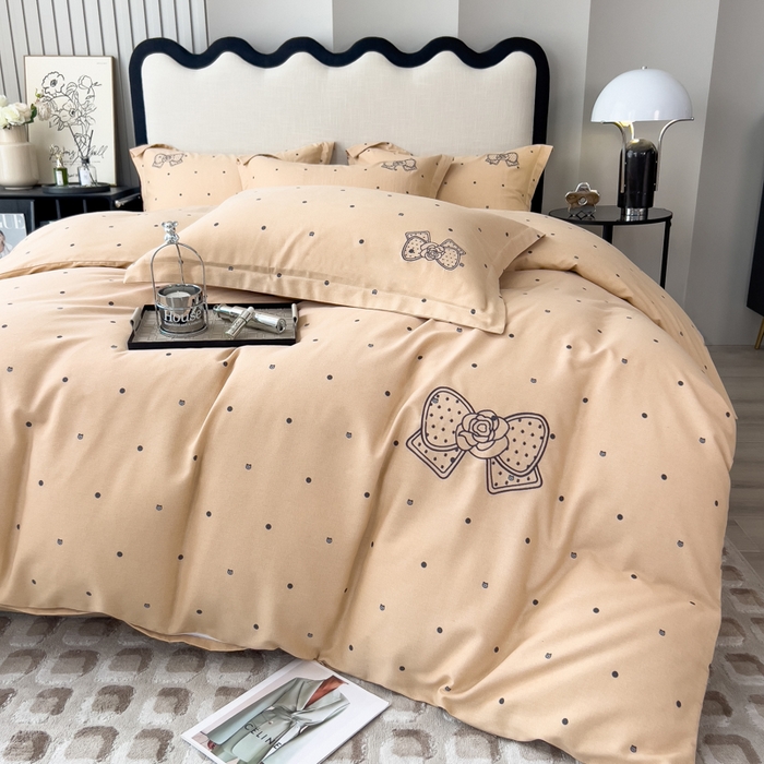 91家纺网 家纺一手货源 找家纺 印季家纺 2025新款全棉纯棉波点蝴蝶结绣花混纺磨毛四件套 奶咖