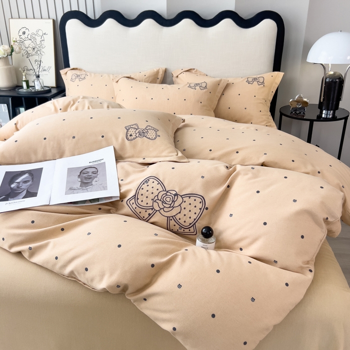 91家纺网 家纺一手货源 找家纺 印季家纺 2025新款全棉纯棉波点蝴蝶结绣花混纺磨毛四件套 奶咖