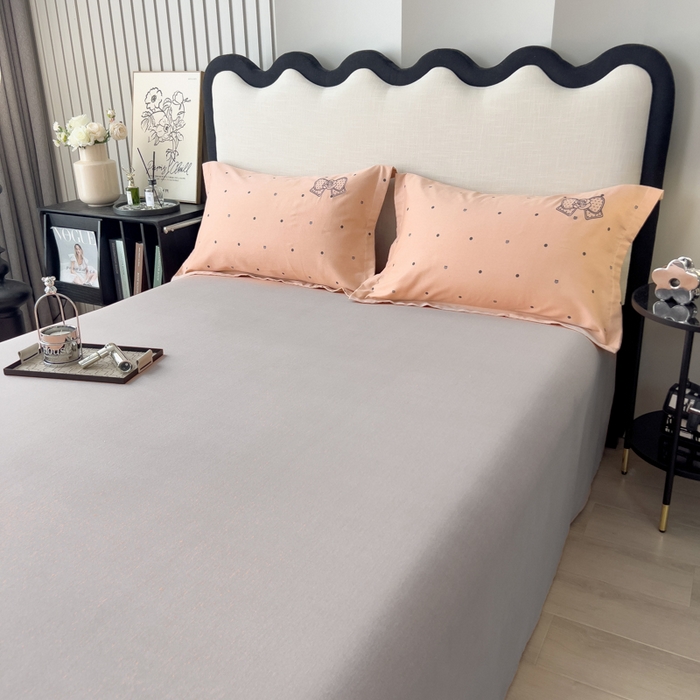 91家纺网 家纺一手货源 找家纺 印季家纺 2025新款全棉纯棉波点蝴蝶结绣花混纺磨毛四件套 香奈粉-灰