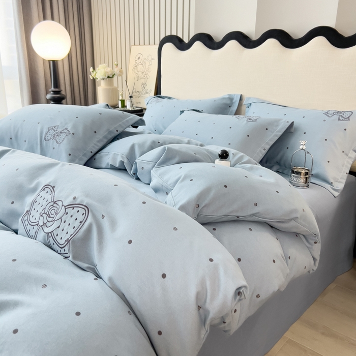 91家纺网 家纺一手货源 找家纺 印季家纺 2025新款全棉纯棉波点蝴蝶结绣花混纺磨毛四件套 螺甸青-灰