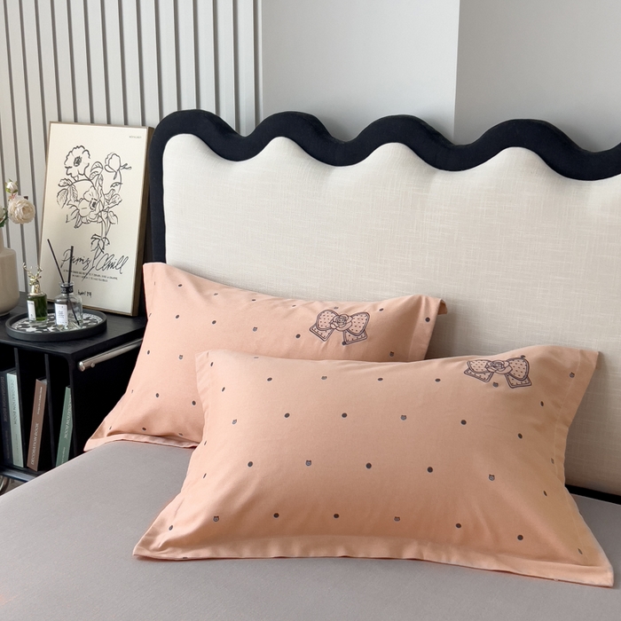 91家纺网 家纺一手货源 找家纺 印季家纺 2025新款全棉纯棉波点蝴蝶结绣花混纺磨毛四件套 香奈粉-灰