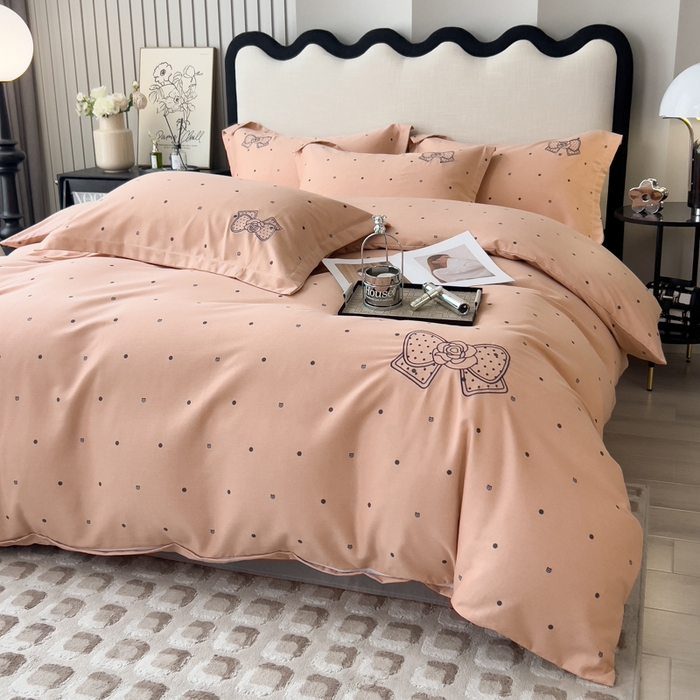 91家纺网 家纺一手货源 找家纺 印季家纺 2025新款全棉纯棉波点蝴蝶结绣花混纺磨毛四件套 香奈粉-灰