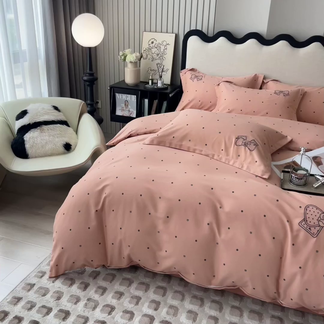 91家纺网 家纺一手货源 找家纺 印季家纺 2025新款全棉纯棉波点蝴蝶结绣花混纺磨毛四件套 香奈粉