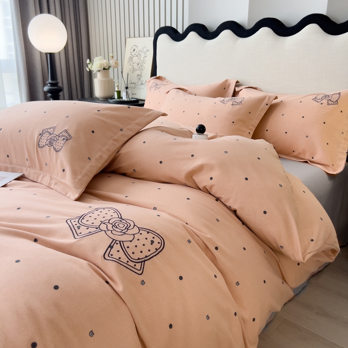 91家纺网 家纺一手货源 找家纺 印季家纺 2025新款全棉纯棉波点蝴蝶结绣花混纺磨毛四件套 香奈粉-灰