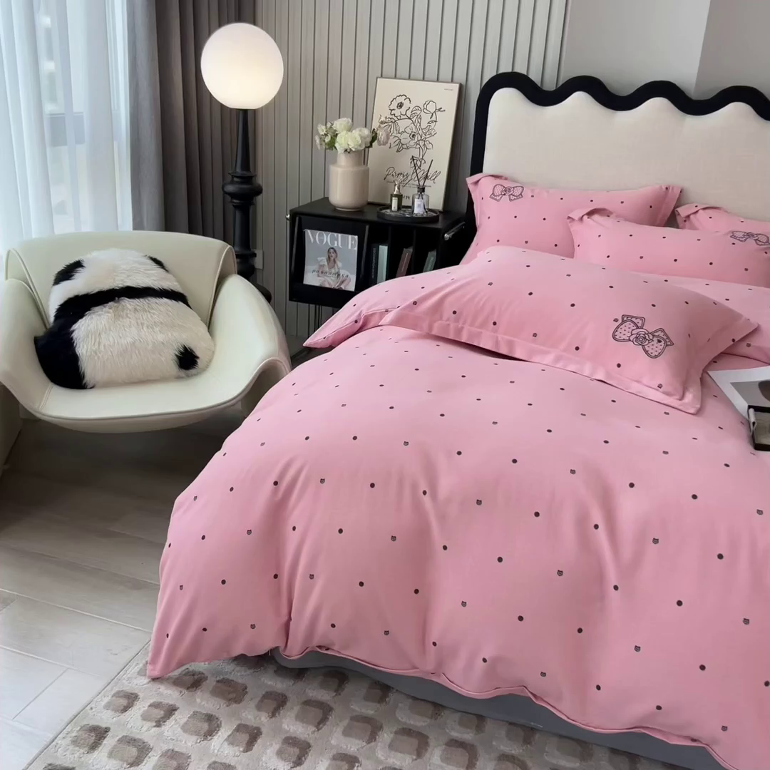 91家纺网 家纺一手货源 找家纺 印季家纺 2025新款全棉纯棉波点蝴蝶结绣花混纺磨毛四件套 优雅粉-灰