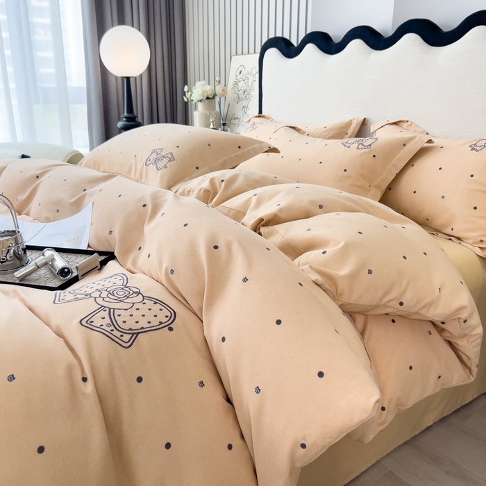 91家纺网 家纺一手货源 找家纺 印季家纺 2025新款全棉纯棉波点蝴蝶结绣花混纺磨毛四件套 奶咖