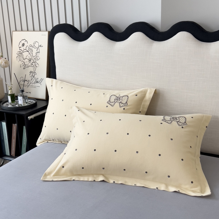 91家纺网 家纺一手货源 找家纺 印季家纺 2025新款全棉纯棉波点蝴蝶结绣花混纺磨毛四件套 奶昔白-灰