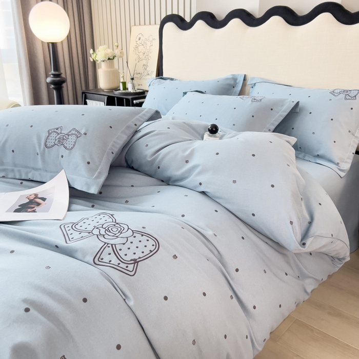 91家纺网 家纺一手货源 找家纺 印季家纺 2025新款全棉纯棉波点蝴蝶结绣花混纺磨毛四件套 螺甸青