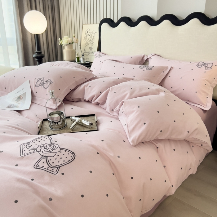 91家纺网 家纺一手货源 找家纺 印季家纺 2025新款全棉纯棉波点蝴蝶结绣花混纺磨毛四件套 木槿紫