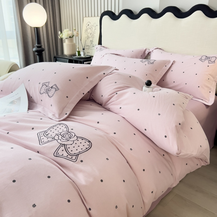 91家纺网 家纺一手货源 找家纺 印季家纺 2025新款全棉纯棉波点蝴蝶结绣花混纺磨毛四件套 木槿紫