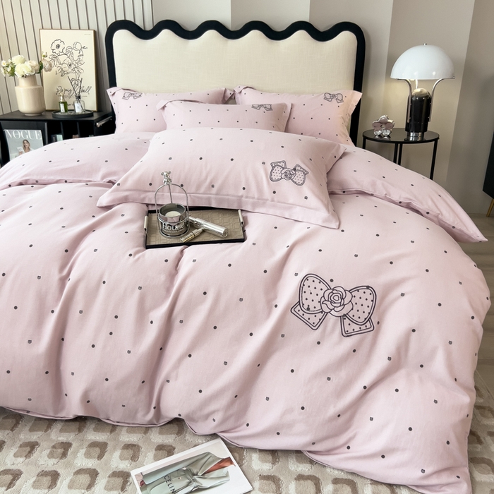 91家纺网 家纺一手货源 找家纺 印季家纺 2025新款全棉纯棉波点蝴蝶结绣花混纺磨毛四件套 木槿紫