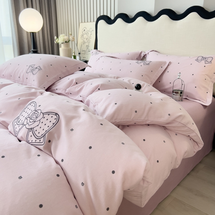 91家纺网 家纺一手货源 找家纺 印季家纺 2025新款全棉纯棉波点蝴蝶结绣花混纺磨毛四件套 木槿紫