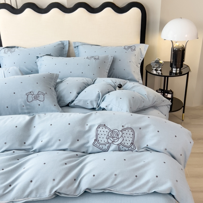 91家纺网 家纺一手货源 找家纺 印季家纺 2025新款全棉纯棉波点蝴蝶结绣花混纺磨毛四件套 螺甸青