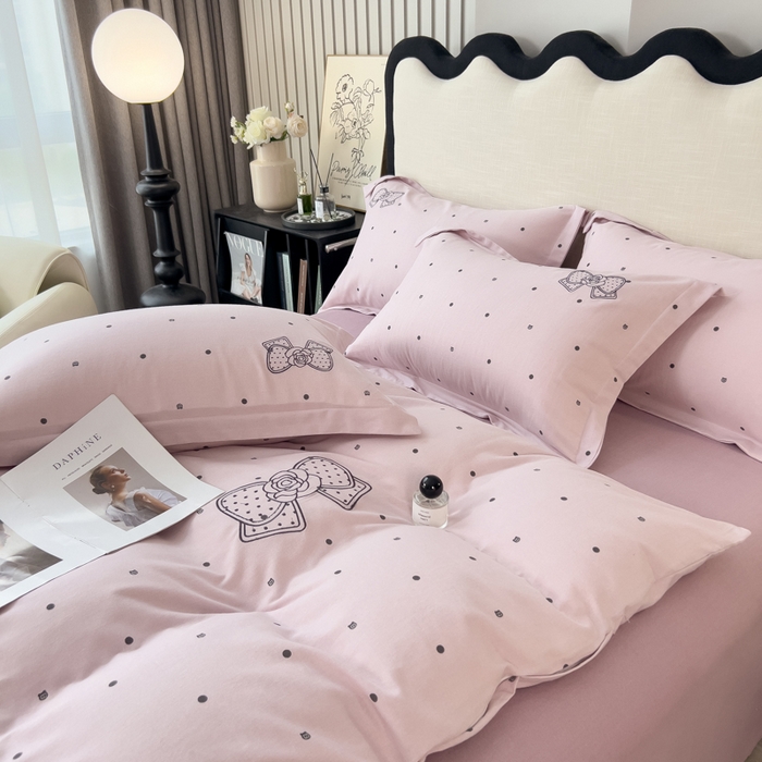 91家纺网 家纺一手货源 找家纺 印季家纺 2025新款全棉纯棉波点蝴蝶结绣花混纺磨毛四件套 木槿紫