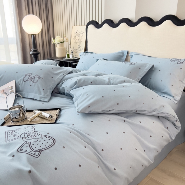 91家纺网 家纺一手货源 找家纺 印季家纺 2025新款全棉纯棉波点蝴蝶结绣花混纺磨毛四件套 螺甸青