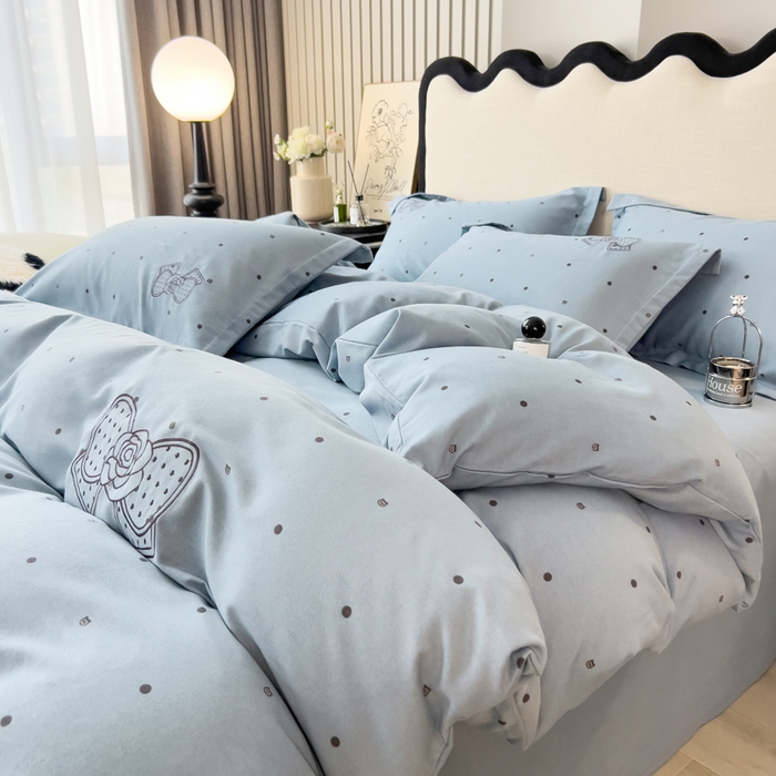 91家纺网 家纺一手货源 找家纺 印季家纺 2025新款全棉纯棉波点蝴蝶结绣花混纺磨毛四件套 螺甸青