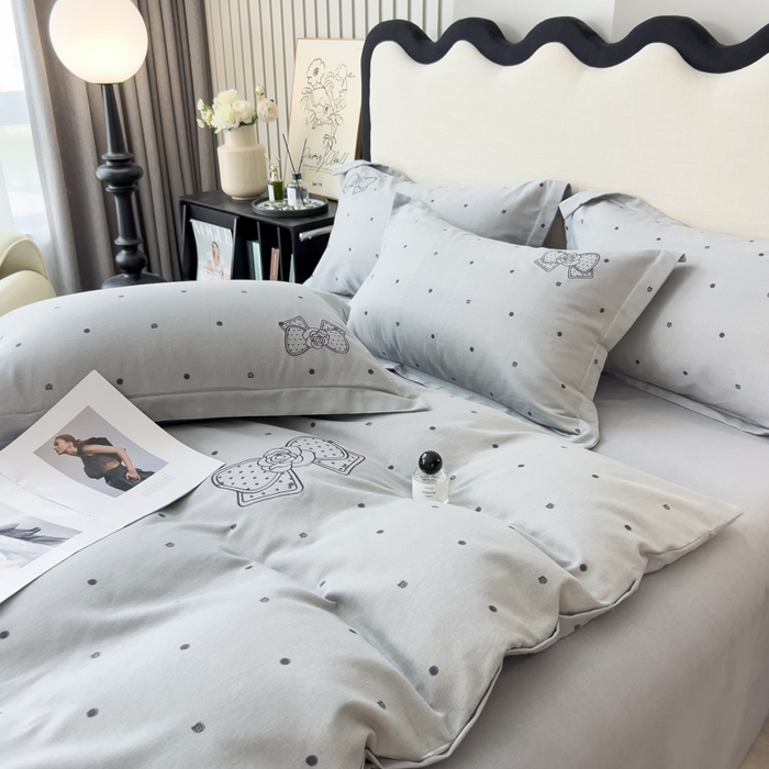 91家纺网 家纺一手货源 找家纺 印季家纺 2025新款全棉纯棉波点蝴蝶结绣花混纺磨毛四件套 薄雾灰