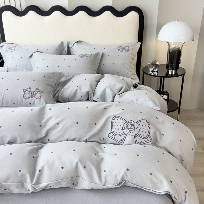 91家纺网 家纺一手货源 找家纺 印季家纺 2025新款全棉纯棉波点蝴蝶结绣花混纺磨毛四件套 薄雾灰