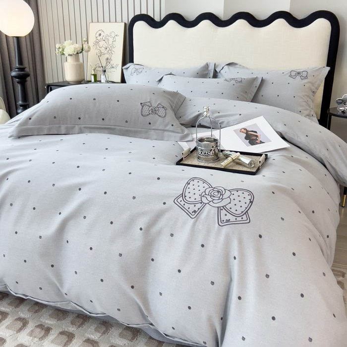 91家纺网 家纺一手货源 找家纺 印季家纺 2025新款全棉纯棉波点蝴蝶结绣花混纺磨毛四件套 薄雾灰