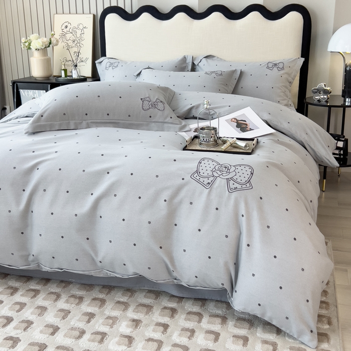 91家纺网 家纺一手货源 找家纺 印季家纺 2025新款全棉纯棉波点蝴蝶结绣花混纺磨毛四件套 薄雾灰