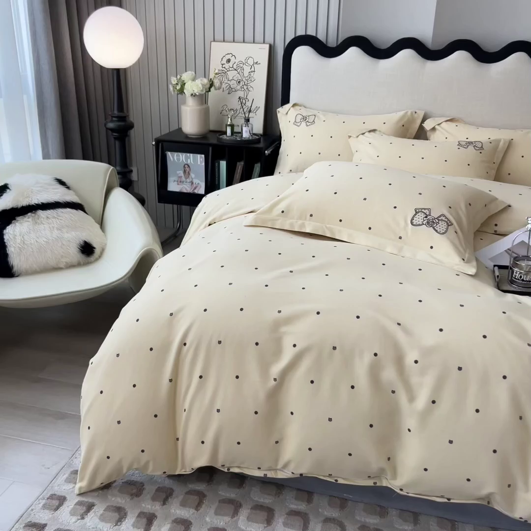 91家纺网 家纺一手货源 找家纺 印季家纺 2025新款全棉纯棉波点蝴蝶结绣花混纺磨毛四件套 奶昔白-灰