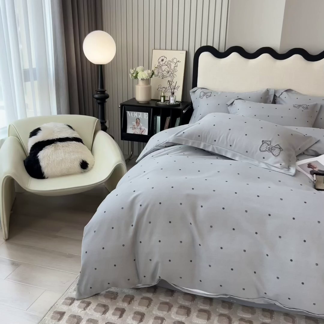 91家纺网 家纺一手货源 找家纺 印季家纺 2025新款全棉纯棉波点蝴蝶结绣花混纺磨毛四件套 薄雾灰