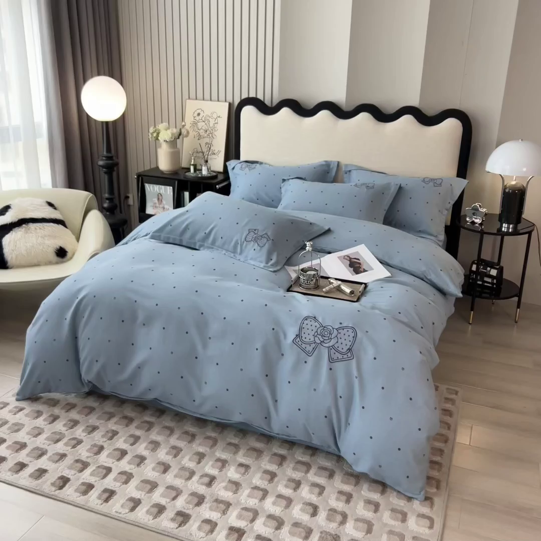 91家纺网 家纺一手货源 找家纺 印季家纺 2025新款全棉纯棉波点蝴蝶结绣花混纺磨毛四件套 螺甸青