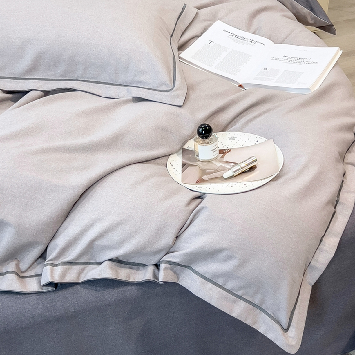 91家纺网 家纺一手货源 找家纺 印季家纺 2025新款纯色磨毛混纺一字绣四件套 浅灰-深灰