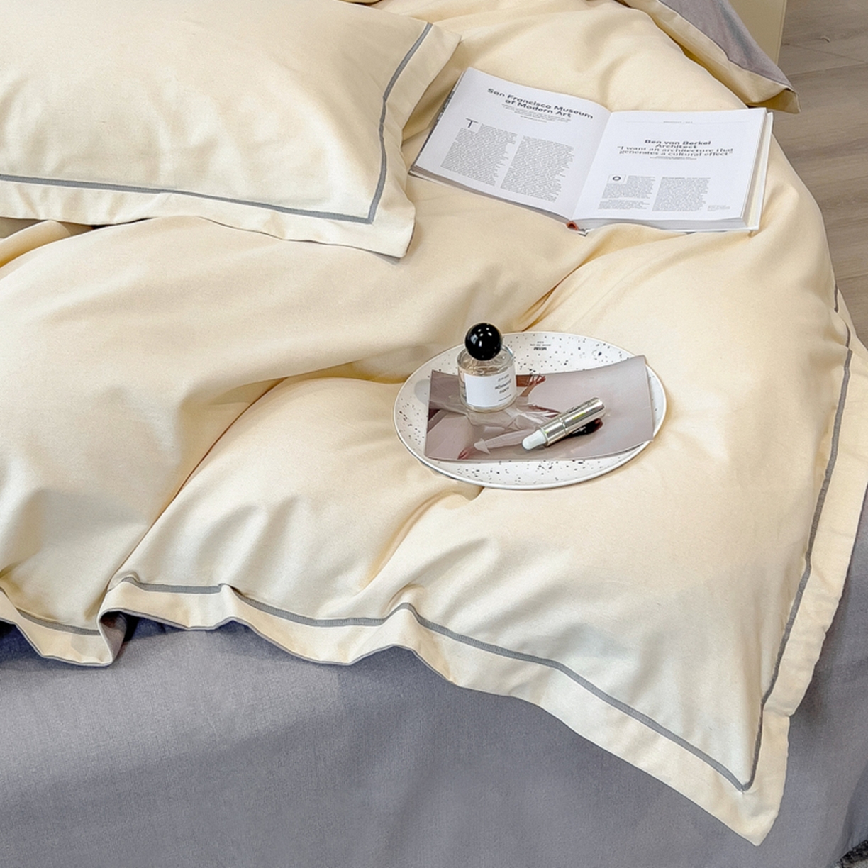 91家纺网 家纺一手货源 找家纺 印季家纺 2025新款纯色磨毛混纺一字绣四件套 奶白-浅灰