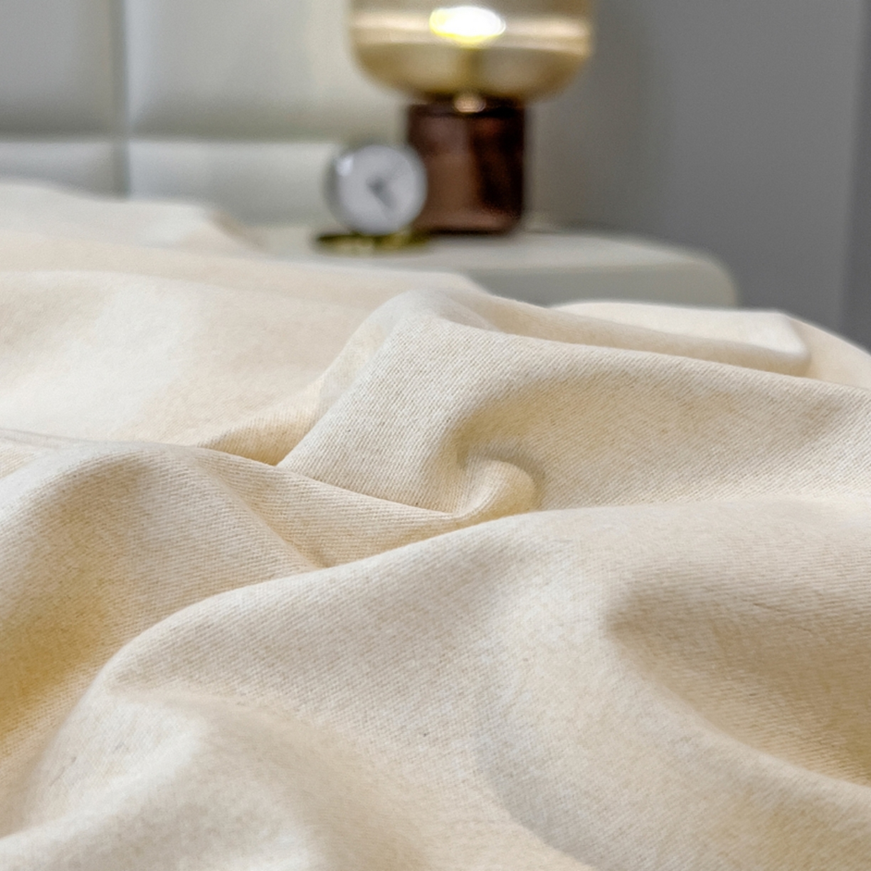 91家纺网 家纺一手货源 找家纺 印季家纺 2025新款纯色磨毛混纺一字绣四件套 奶白-浅灰