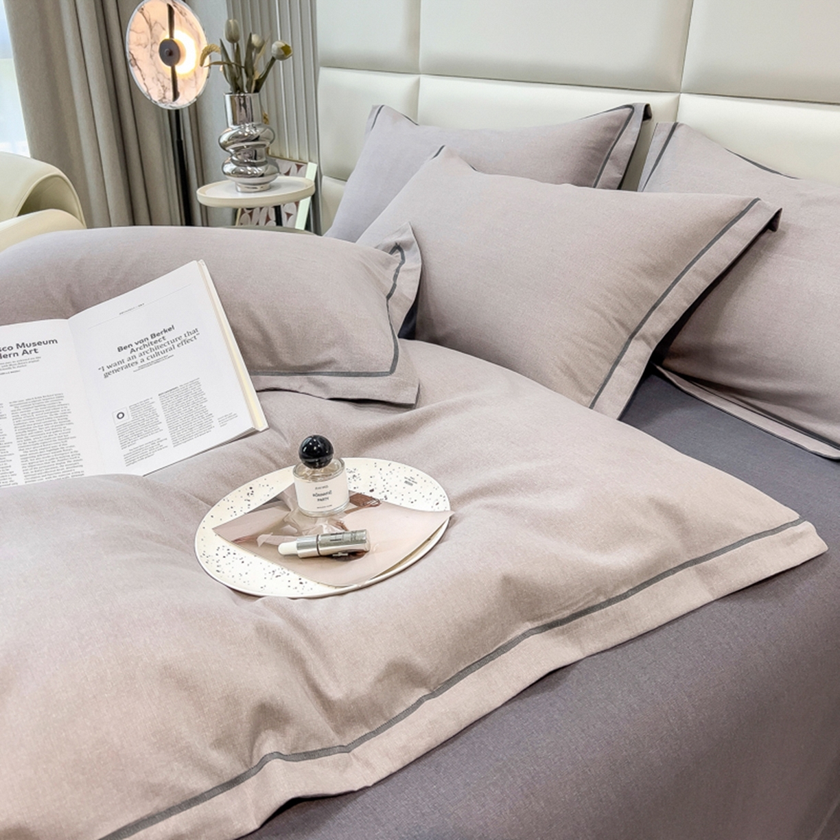 91家纺网 家纺一手货源 找家纺 印季家纺 2025新款纯色磨毛混纺一字绣四件套 浅灰-深灰