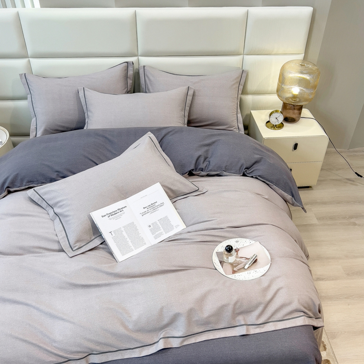 91家纺网 家纺一手货源 找家纺 印季家纺 2025新款纯色磨毛混纺一字绣四件套 浅灰-深灰