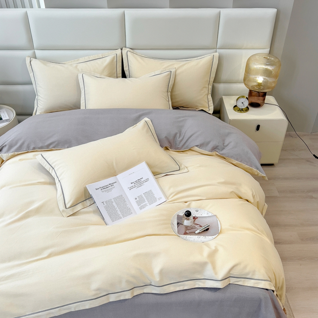 91家纺网 家纺一手货源 找家纺 印季家纺 2025新款纯色磨毛混纺一字绣四件套 奶白-浅灰