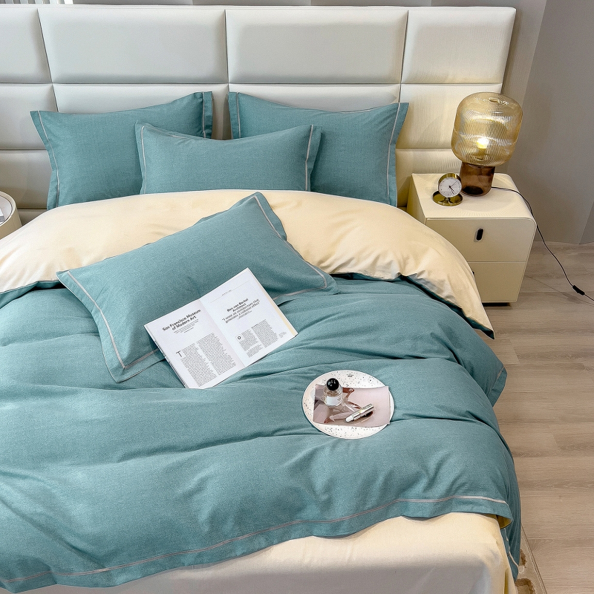 91家纺网 家纺一手货源 找家纺 印季家纺 2025新款纯色磨毛混纺一字绣四件套 欧陆蓝-奶白