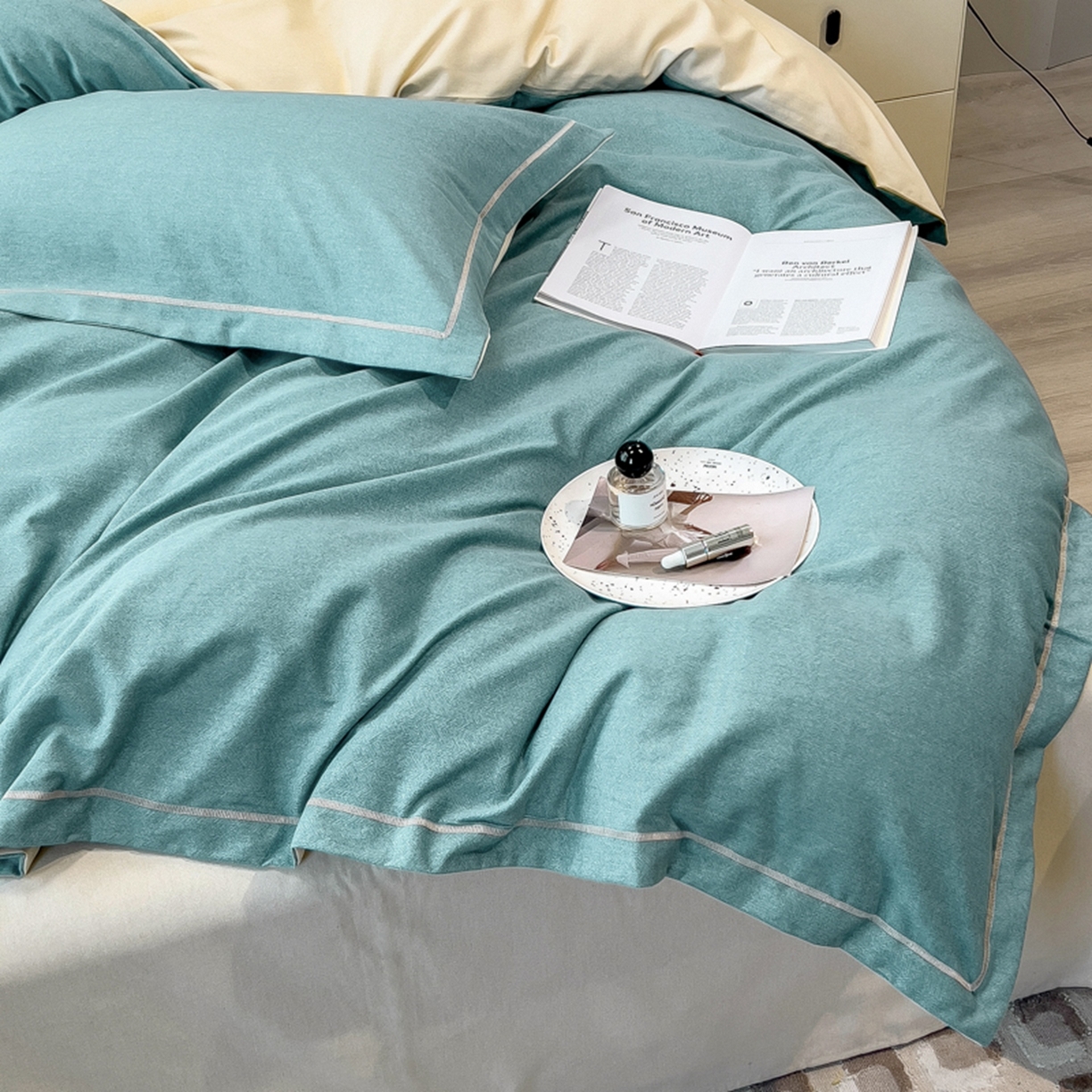 91家纺网 家纺一手货源 找家纺 印季家纺 2025新款纯色磨毛混纺一字绣四件套 欧陆蓝-奶白