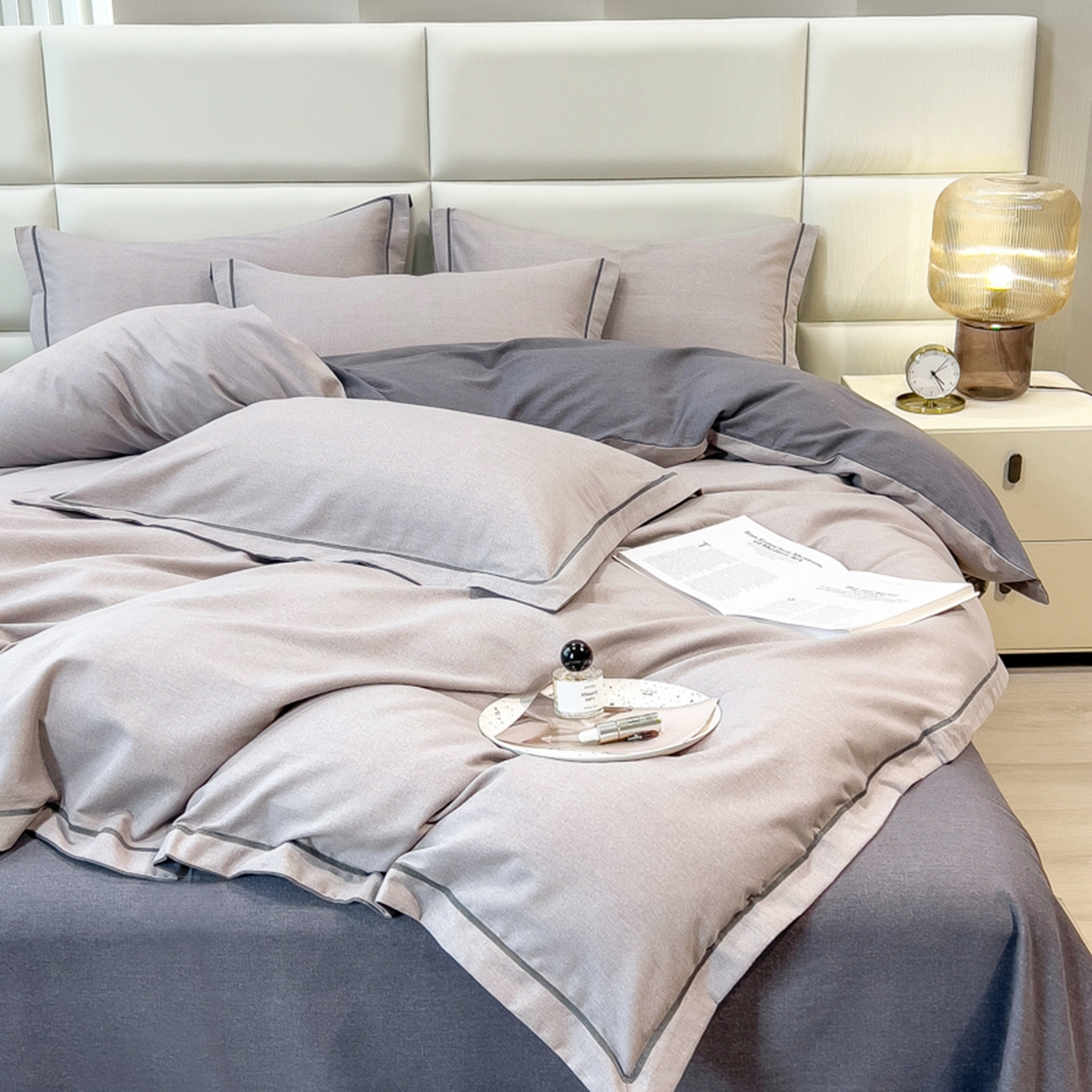 91家纺网 家纺一手货源 找家纺 印季家纺 2025新款纯色磨毛混纺一字绣四件套 浅灰-深灰