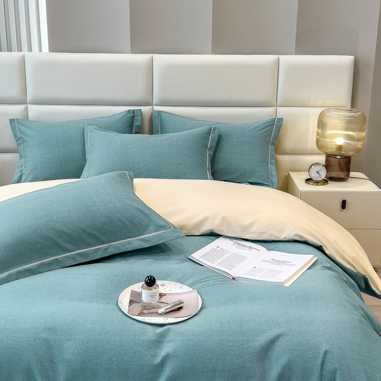 91家纺网 家纺一手货源 找家纺 印季家纺 2025新款纯色磨毛混纺一字绣四件套 欧陆蓝-奶白