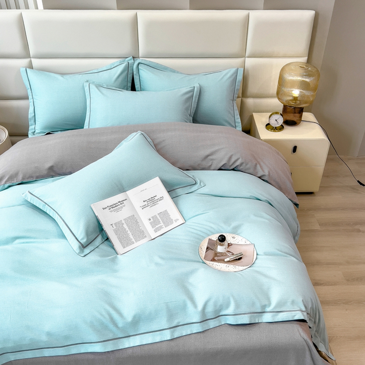 91家纺网 家纺一手货源 找家纺 印季家纺 2025新款纯色磨毛混纺一字绣四件套 天蓝-浅灰