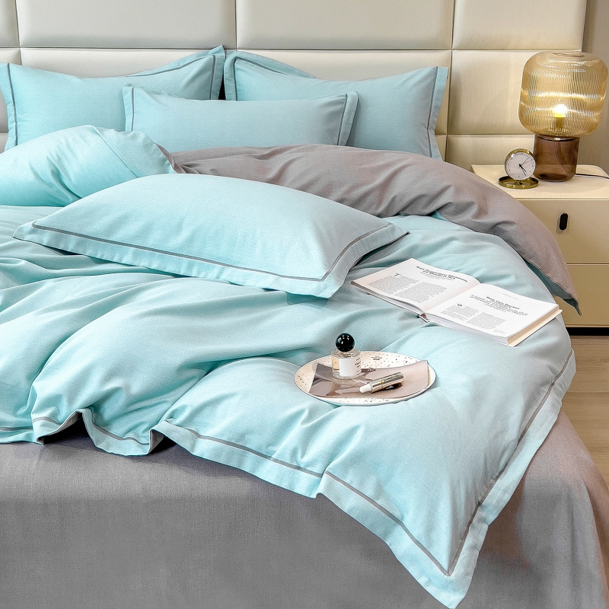 91家纺网 家纺一手货源 找家纺 印季家纺 2025新款纯色磨毛混纺一字绣四件套 天蓝-浅灰