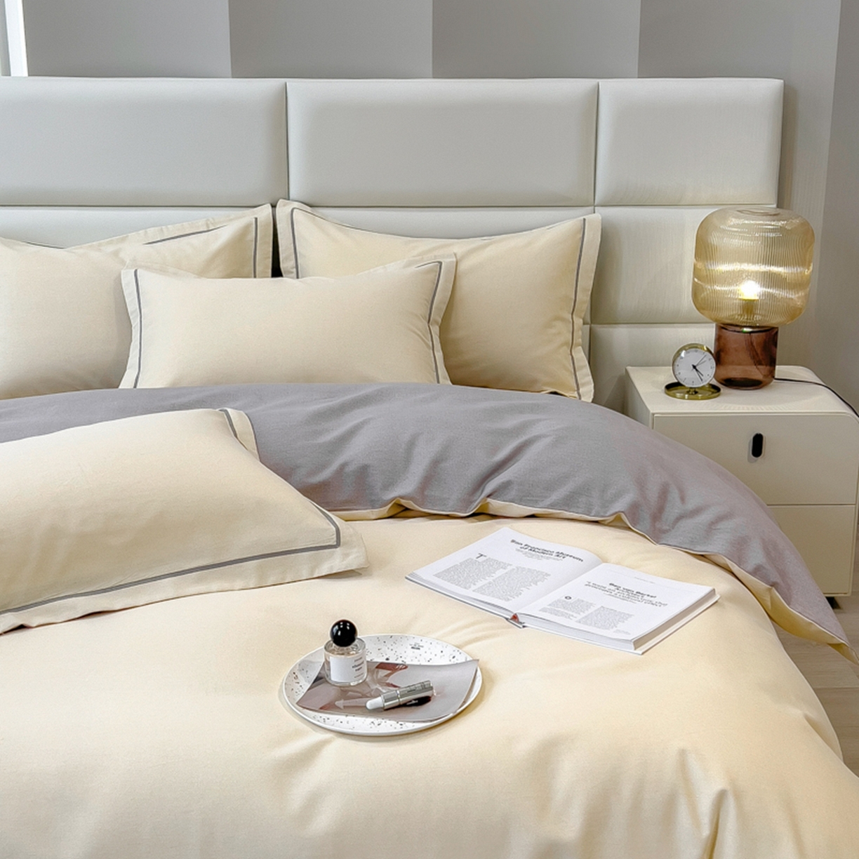 91家纺网 家纺一手货源 找家纺 印季家纺 2025新款纯色磨毛混纺一字绣四件套 奶白-浅灰